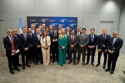 Pese a la euforia por la gira en París, el Gobierno busca blindarse ante la turbulencia económica