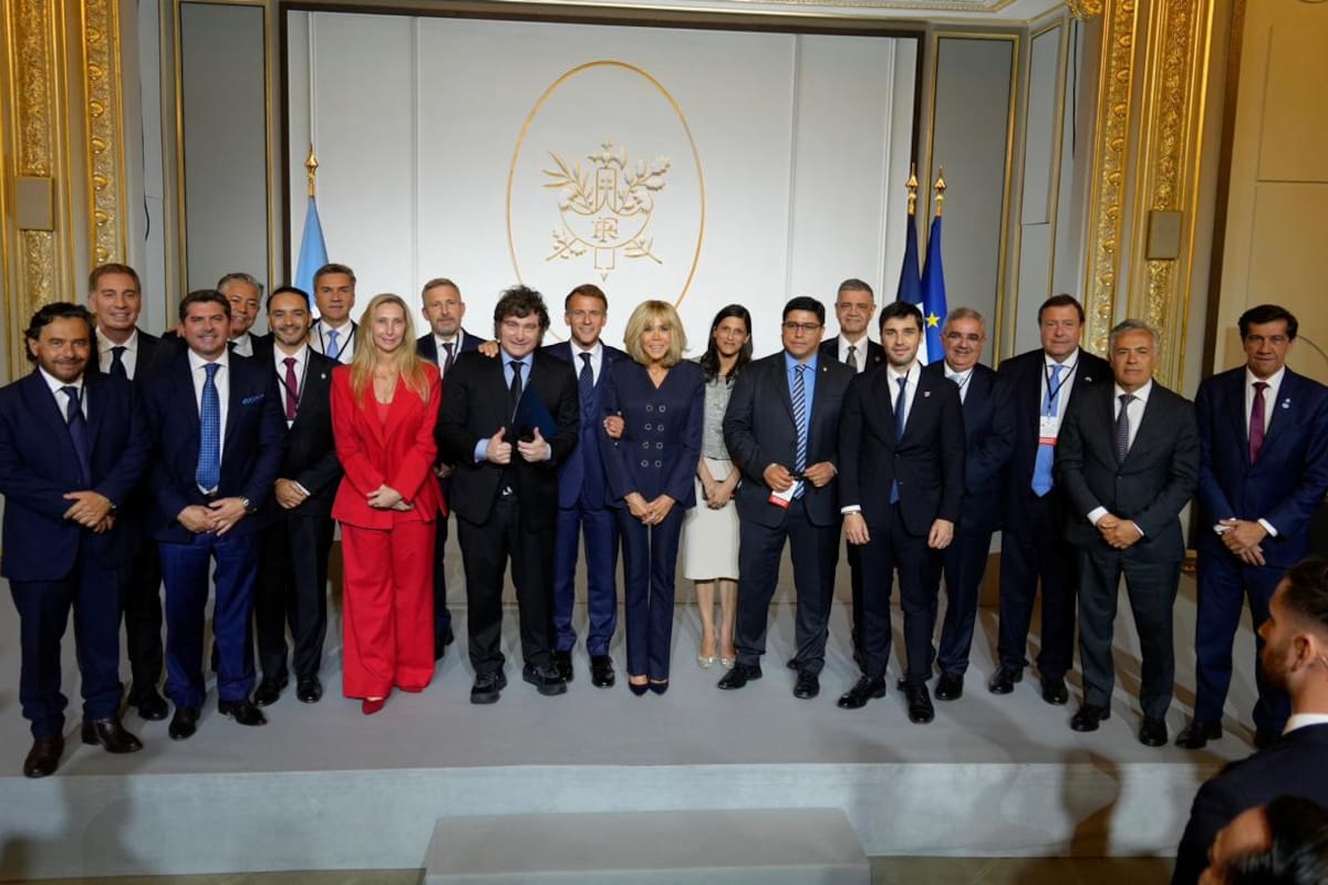 Los Milei, gobernadores y Emmanuel Macron en París