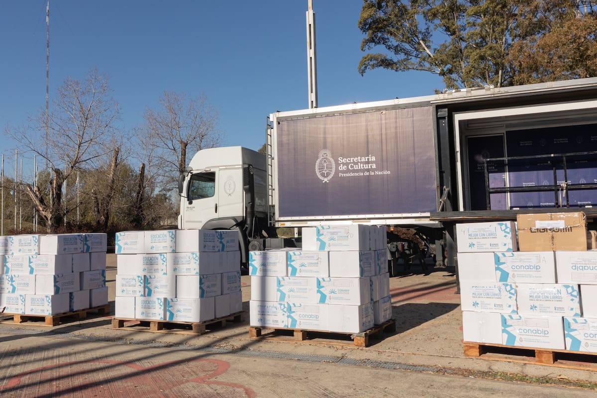 Los miles de libros que donaron las cámaras del sector editorial a las bibliotecas populares de Bahía Blanca partieron desde Tecnópolis