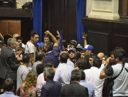 Los militantes al momento de ocupar el recinto de la Cámara baja