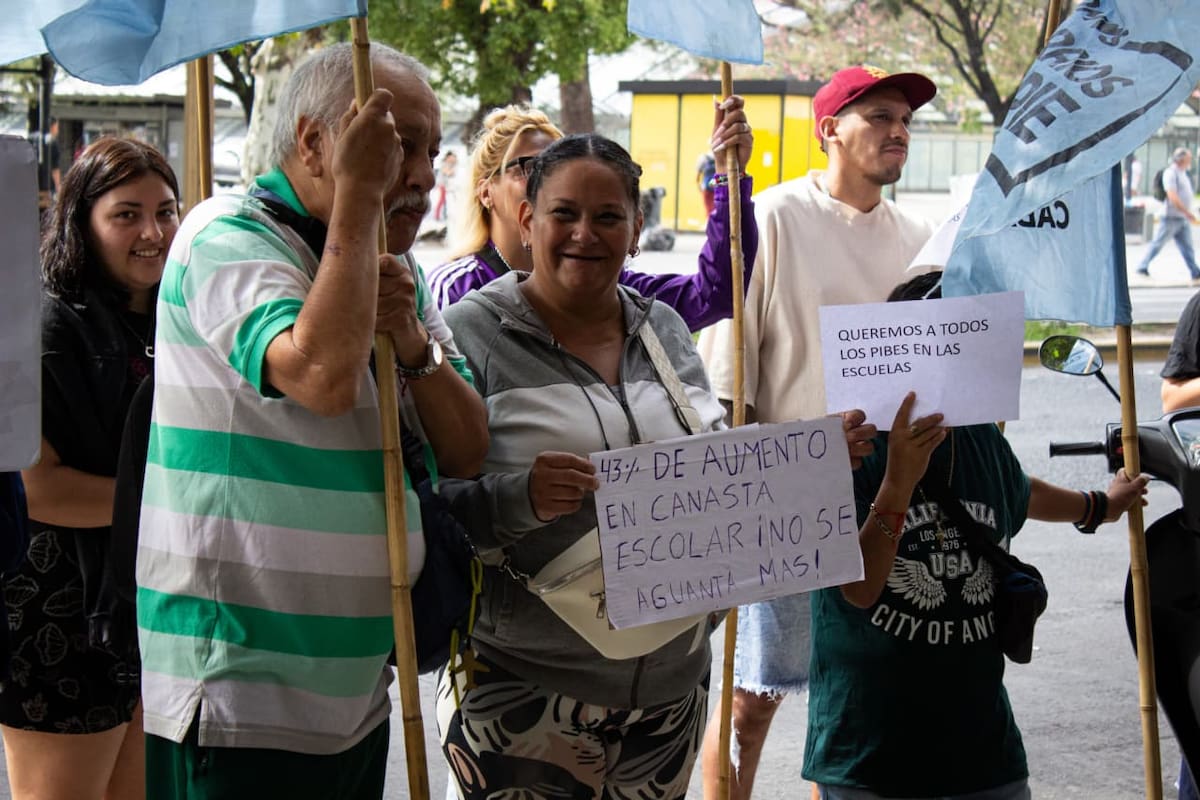 Los militantes de Barrios de Pie, frente al supermercado Coto de Constitución, en la capital Federal