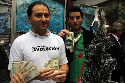 Los militantes del Partido Liberal Libertario venden dólares a $5
