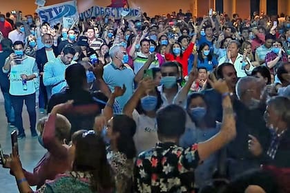 Los militantes en el centro de convenciones en Chaco, a la espera de Cristina Kirchner
