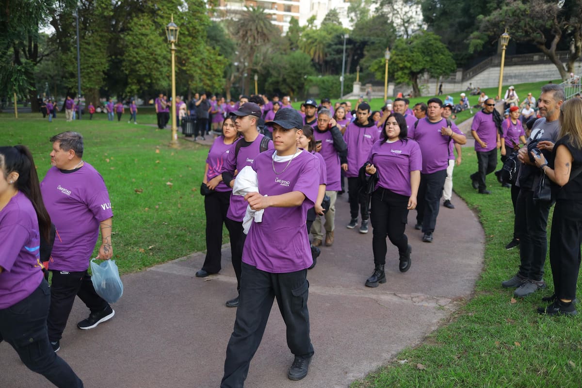Los militantes libertarios, ayer, al llegar al acto de Adorni; hubo denuncias de clientelismo