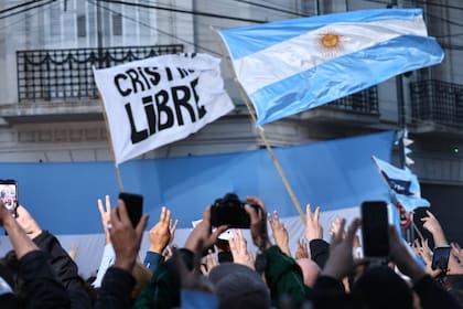 Los militantes portaron banderas y carteles con la leyenda "Cristina libre"