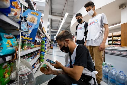 Los militantes sociales escanearon precios para elaborar una lista que elevarán al Gobierno