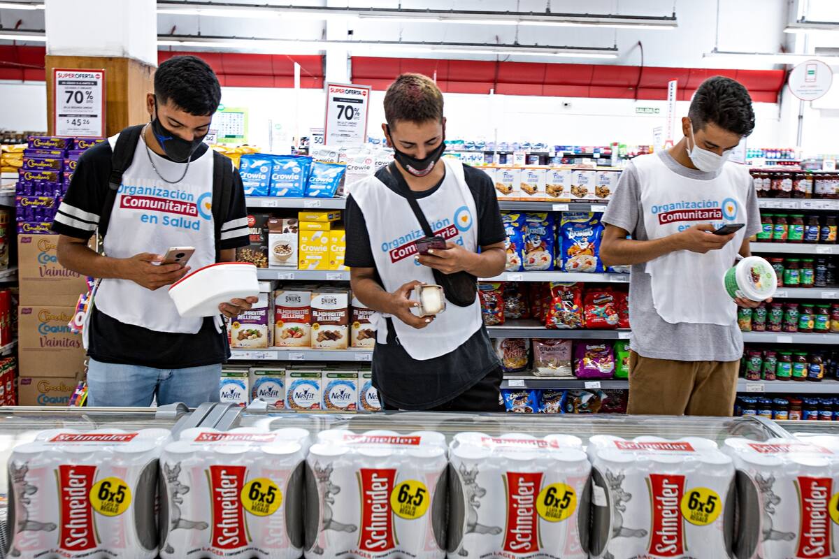 Los militantes sociales escanearon precios para elaborar una lista que elevarán al Gobierno