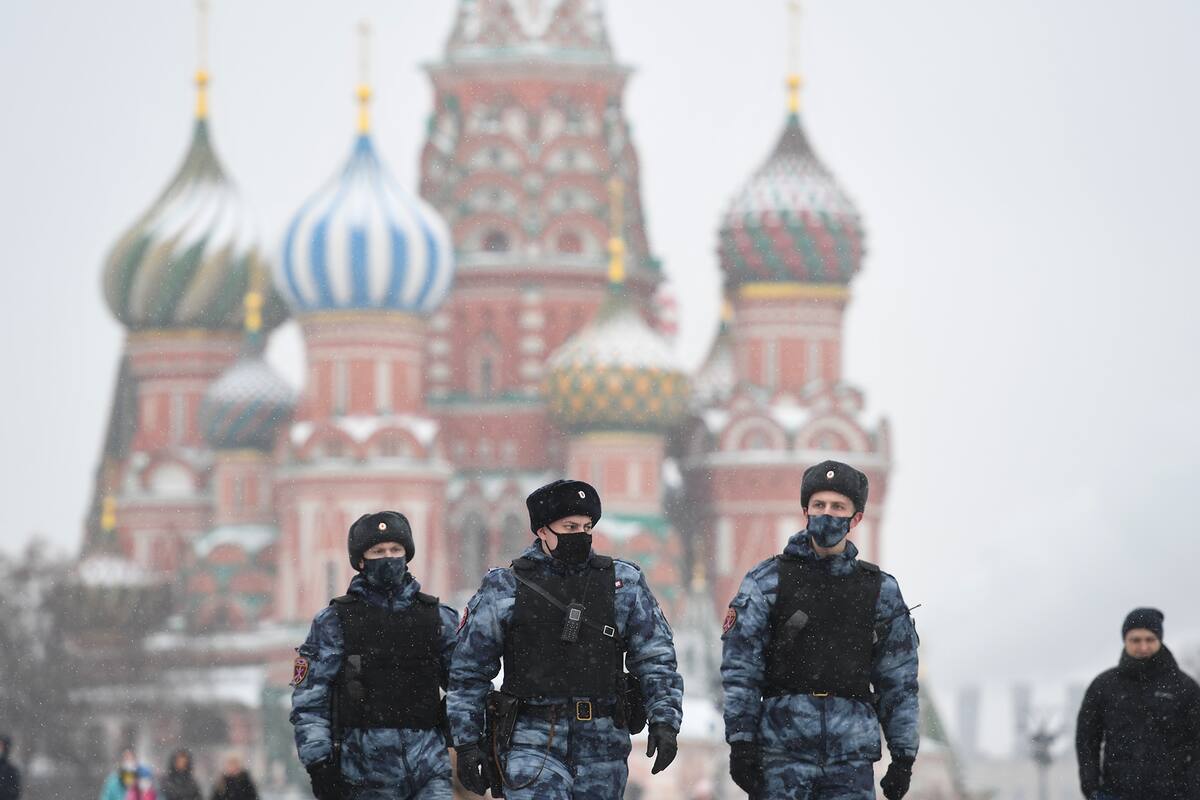 Los militares de la Guardia Nacional Rusa (Rosgvardia) patrullan en la Plaza Roja durante una nevada en Moscú el 28 de enero de 2021
