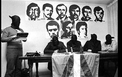 Los militares franquistas retirados ilustraron su comunicado con una fotografía de diciembre de 1973, cuando la organización terrorista vasca ETA comunicó el asesinato del almirante Luis Carrero Blanco, el jefe militar que desempeñó el cargo de presidente del gobierno español al final de la dictadura de Francisco Franco.
