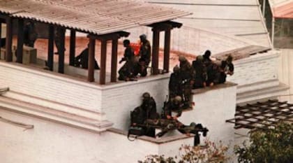 Los militares peruanos durante la operación de rescate