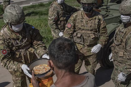 Los militares rotan cada cuatro días en la misión de entrega de alimentos en La Matanza