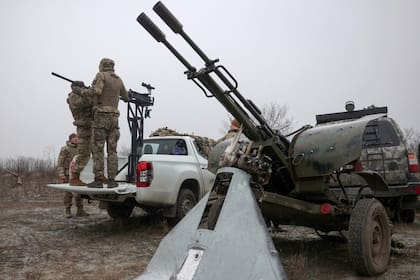 Los militares ucranianos de defensa aérea, que participaron en las operaciones de defensa durante los recientes ataques a Kiev, preparan sus armas cerca de Kiev el 3 de enero de 2024, en medio de la invasión rusa de Ucrania. (Anatolii STEPANOV / AFP)