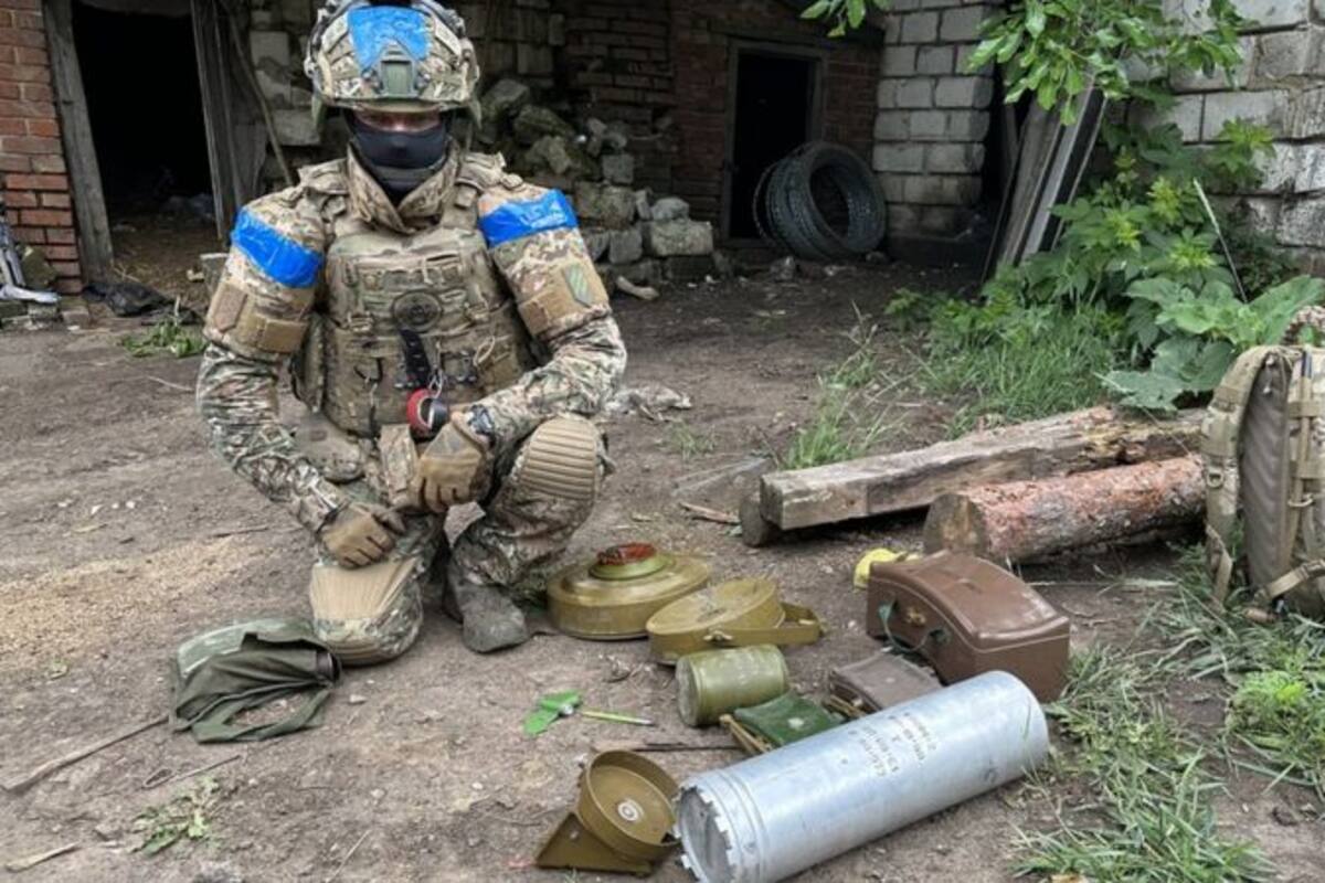 Los militares ucranianos encuentran decenas de minas rusas todos los días.