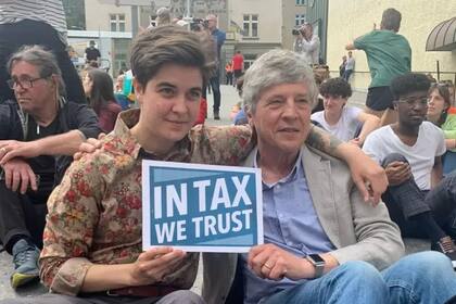 Los millonarios Marlene Engelhorn y Phil White se unieron a una protesta en Davos pidiendo impuestos más altos para los ricos