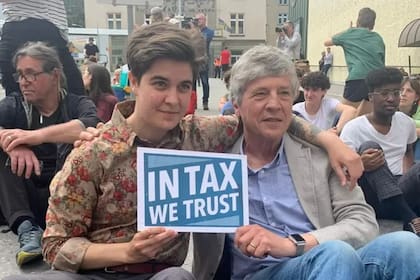 Los millonarios Marlene Engelhorn y Phil White se unieron a una protesta en Davos pidiendo impuestos más altos para los ricos