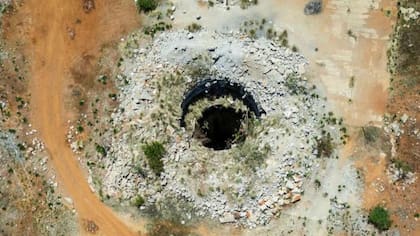 Los mineros ilegales entran a minas abandonadas a través de pozos en desuso, a menudo descendiendo kilómetros y sin poder salir durante meses.
