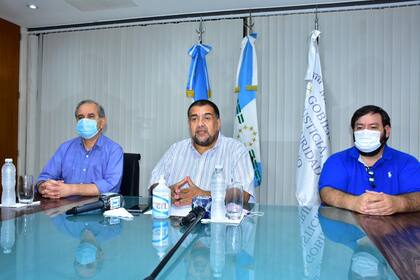 Los ministros Anibal Gómez, Jorge González y el doctor Julián Bibolini, jefe de Infectología del Hospital de Alta Complejidad. Salieron a brindar una conferencia de prensa desde la Casa de Gobierno pasadas las 21, para aclarar un incidente que fue escándalo a nivel nacional.
