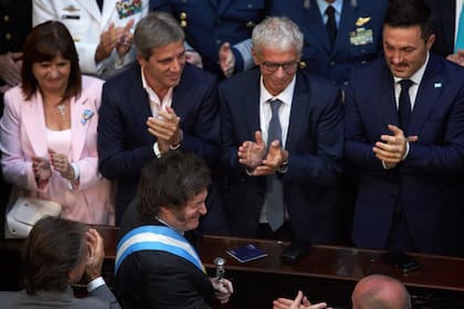 Los ministros Bullrich, Caputo, Libarona y Petri saludan al presidente Javier Milei, durante la inauguración de sesiones ordinarias del Congreso Nacional.