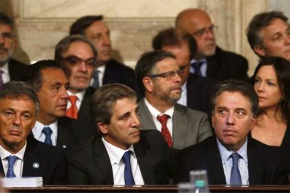 Los ministros Cabrera, Caputo y Dujovne, en primera fila escuchando a Macri