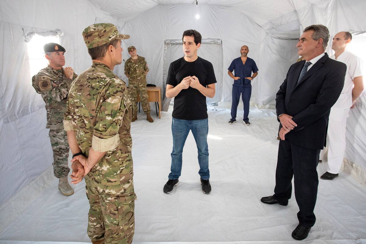 Los ministros de Defensa, Agustín Rossi y del Interior, Eduardo "Wado" de Pedro recorren instalaciones de hospital militar reutilizable en Campo de Mayo