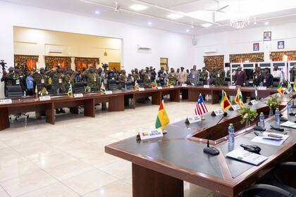 Los ministros de defensa de los países de la Comunidad Económica de Estados de África Occidental (CEDEAO) -- sin los de Mali, Burkina Faso, Chad, Guinea y Níger – en una reunión en Accra, Ghana, el 17 de agosto de 2023. (Foto AP /Richard Eshun Nanaresh)