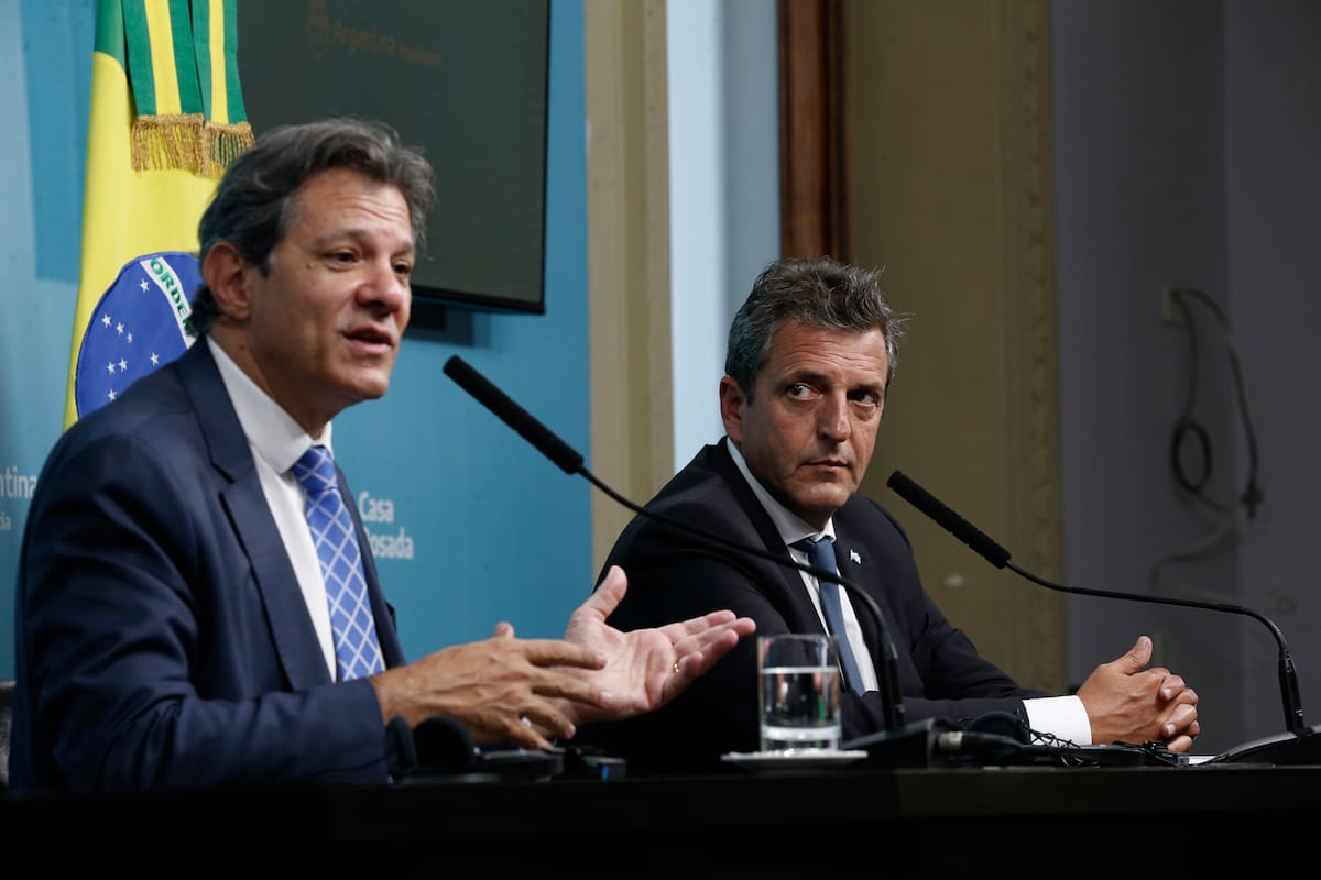 Los ministros de Economía de Brasil, Fernando Haddad, y de Argentina, Sergio Massa, en el marco de la visita de Lula como presidente en ejercicio