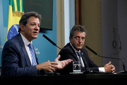 Los ministros de Economía de Brasil, Fernando Haddad, y de Argentina, Sergio Massa, en el marco de la visita de Lula como presidente en ejercicio
