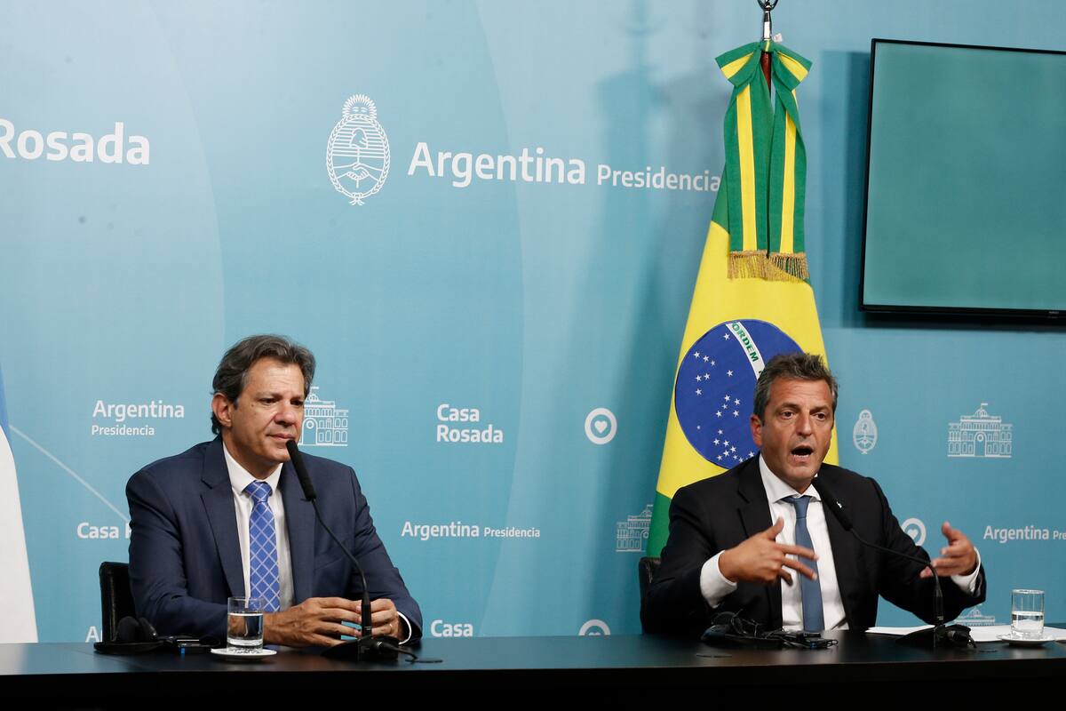 Los ministros de Economía de Brasil, Fernando Haddad, y de la Argentina, Sergio Massa, en una conferencia de prensa en el marco de la visita de Lula al país
