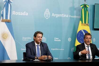 Los ministros de Economía de Brasil, Fernando Haddad, y de la Argentina, Sergio Massa, en una conferencia de prensa en el marco de la visita de Lula al país