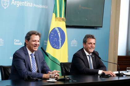 Los ministros de economia de Brasil Fernando Haddad y de Argentina Sergio Massa, ofrecen una conferencia de prensa enle marco de la visita de Lula como presidente en ejercicio.
