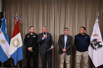 Los ministros de Seguridad de la Ciudad de Buenos Aires, Horacio Giménez, y de Córdoba, Juan Pablo Quinteros, flanqueados por los jefes policiales de ambos distritos: Diego Casaló, de la Policía de la Ciudad, y Marcelo Marín, de la Policía de Córdoba