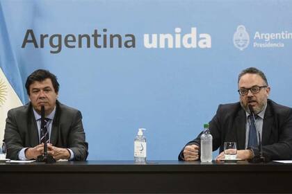 Los ministros Claudio Moroni y Matías Kulfas, cuando anunciaron en julio medidas para combatir la crisis por la cuarentena