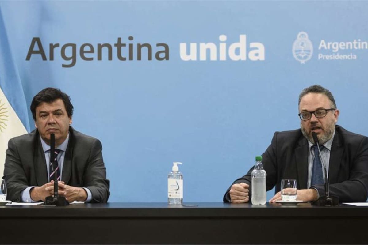 Los ministros de Trabajo, Claudio Moroni, y de Desarrollo Productivo, Matías Kulfas, ayer, en conferencia de prensa ,276x151mm