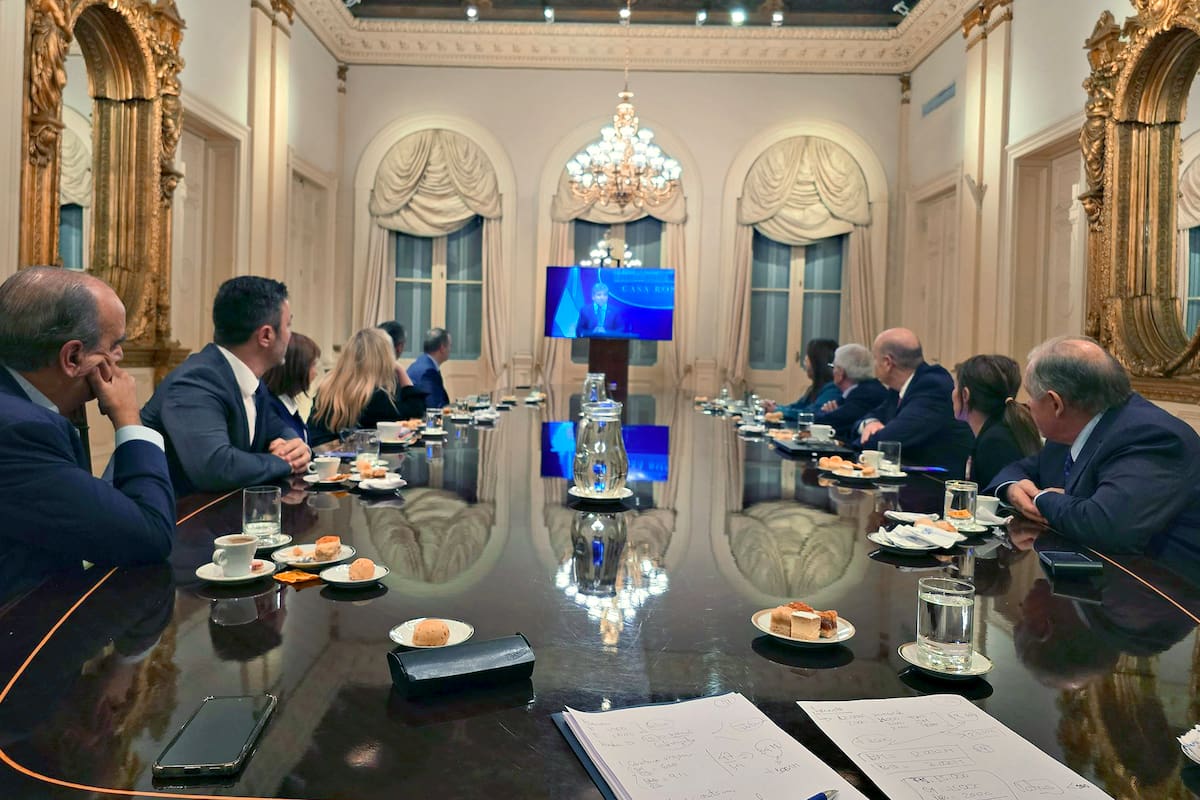Los ministros del gabinete escuchan el anuncio de Luis Caputo