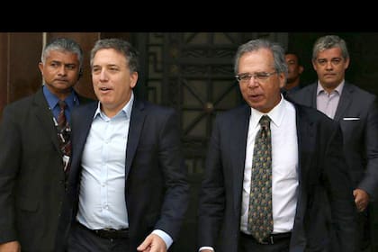 Los ministros económicos de ambos países, Dujovne y Guedes, comenzaron a diseñar la idea en abril, pero para avanzar con la propuesta se deberá tratar en los dos parlamentos; no descartan sumar al resto de los países del Mercosur