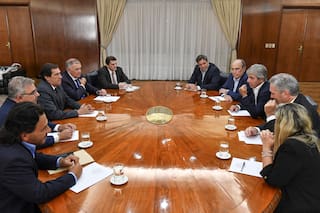 En un día clave para el proyecto de las PASO, los gobernadores aliados se reunieron con Francos y Luis Caputo