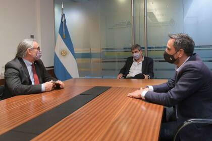 Los ministros Luis Basterra, Roberto Salvarezza y Juan Cabandié en la reunión por el "Inventario sobre el Uso de Agroquímicos"