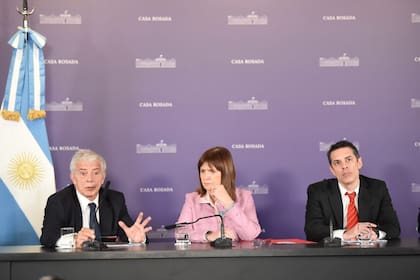 Los ministros Mariano Cúneo Libarona y Patricia Bullrich, junto al secretario de Justicia, Sebastián Amerio, que responde a Santiago Caputo