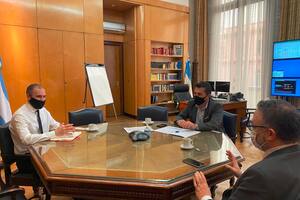 Los ministros Martín Guzmán (Economía) y Matías Kulfas (Desarrollo Productivo) con el nuevo secretario de Energía, Darío Martínez