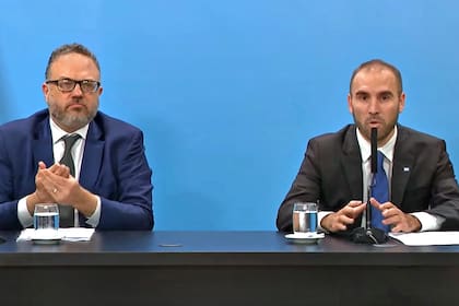 Los ministros Matías Kulfas y Martín Guzmán durante los anuncios