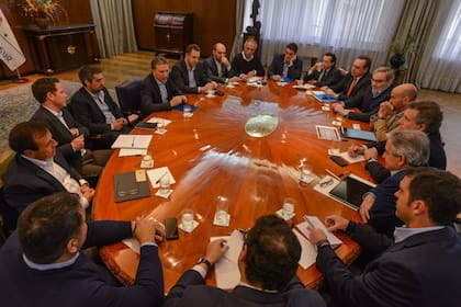 Los ministros se comprometieron ante Dujovne a reducir el déficit fiscal