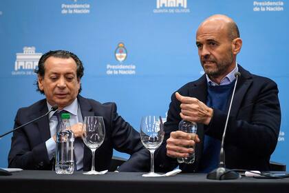 Los ministros Sica y Dietrich durante la conferencia de prensa