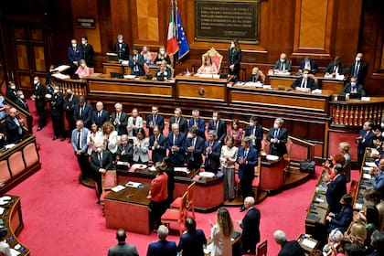 Los ministros y senadores aplauden al primer ministro de Italia, Mario Draghi (centro), después de hablarles sobre la crisis del gobierno tras su renuncia la semana pasada, en el Senado de Roma el 20 de julio de 2022