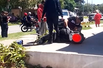 Los minutos después del robo fueron capturados por una vecina del lugar.