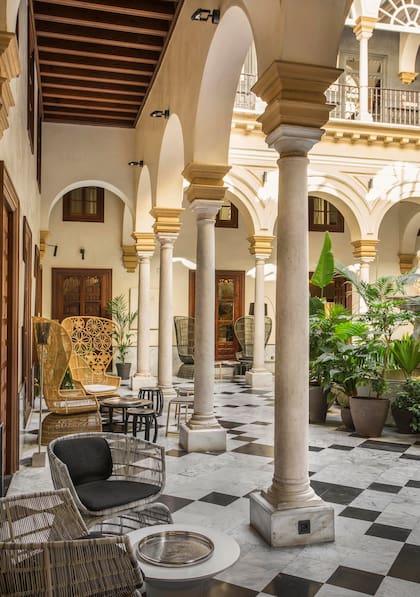 Los miradores de dobles arcadas sostenidas por columnas, las alturas generosas y la elegante secuencia de patios permiten entender una residencia concebida como símbolo de prestigio y poder.
