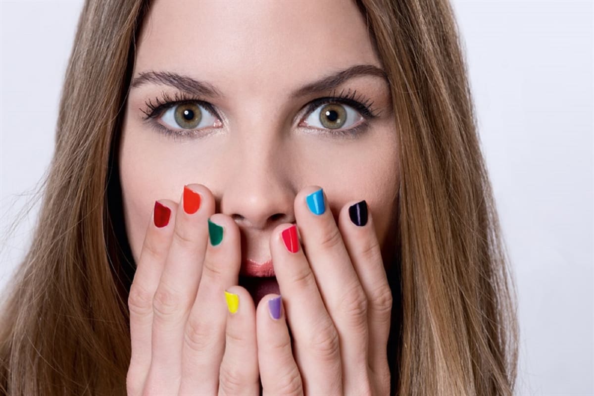 Los mismos componentes que lo vuelven elástico y logran así que no se quiebren rápido, generan que demore en secar.