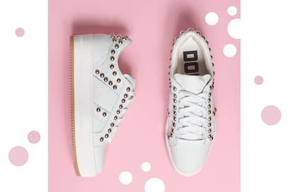 Las zapas blancas siguen reinando por algunas temporadas. Las tachas se suman
