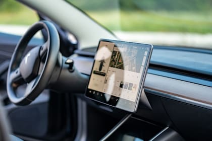Los modelos de Tesla operan todas sus funciones desde la pantalla central
