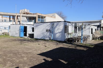Los módulos donde cursan los alumnos de la Escuela Secundaria N°176 contrastan con el edificio inconcluso que permanece paralizado a pocos metros del predio escolar