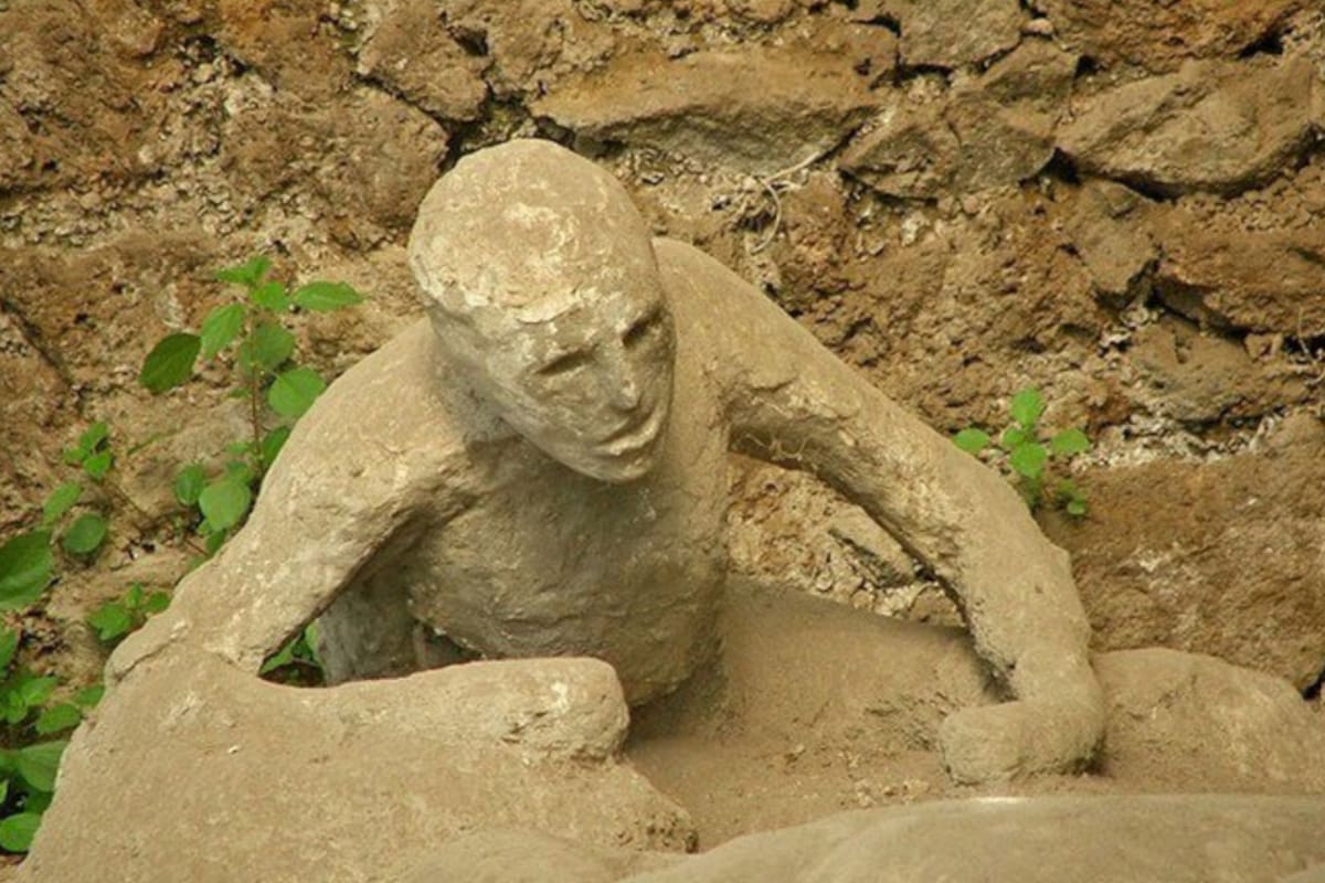 Los moldes de yeso hechos sobre los huecos que los cuerpos de los pompeyanos muertos dejaron en la ceniza petrificada se empezaron a realizar cuando las excavaciones pasaron a ser parte del Reino de Italia